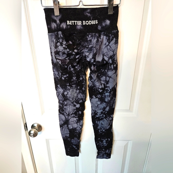 Black and Gray Tie-Dye Make Your Butt Look Amazing Leggings! - Picture 7 of 10